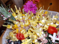 Brochettes de fruits et fleurs