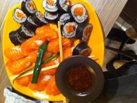 Sushi et makis au saumon