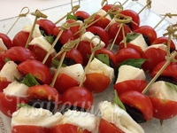 Brochette de mozzarella/ tomate cerises/ olives de Nyons / basilic