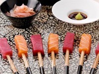 Brochettes de poisson cru façon sashimi