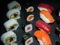 Assortiment de Sushi et California Rolls