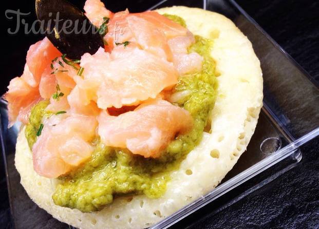 Blini de quinoa, saumon fumé sur caviar d'asperges vertes