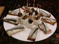 sardines confites sauce tartare et cube de roquefort noix et raisin