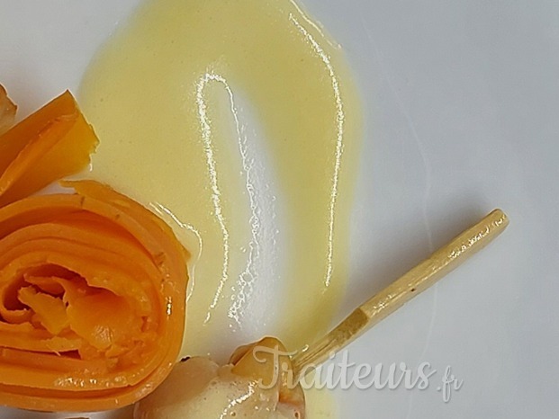 Brochette de St Jacques sauce à l'orange accompagnée de sa rose de carotte