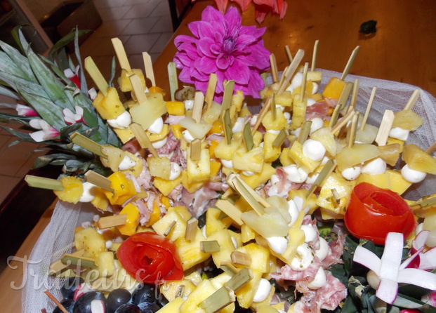 Brochettes de fruits et fleurs