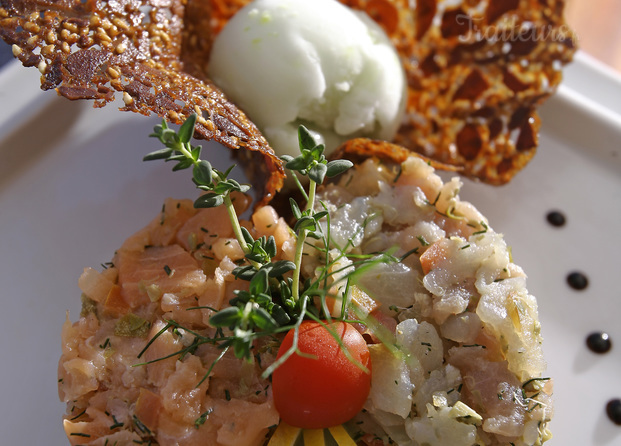 Tartare de saumon et d'espadon sur sa tuile de sésame fraicheur citron