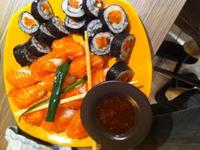 Sushi et makis au saumon