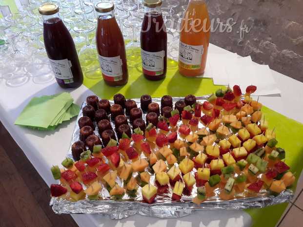 Brochettes de fruits et canelés