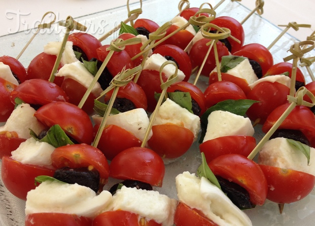 Brochette de mozzarella/ tomate cerises/ olives de Nyons / basilic