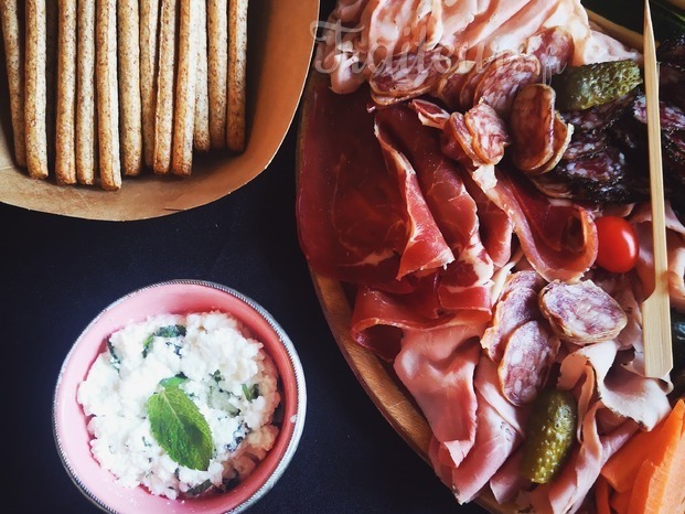 Charcuterie italienne et brousse d'Allauch à la menthe