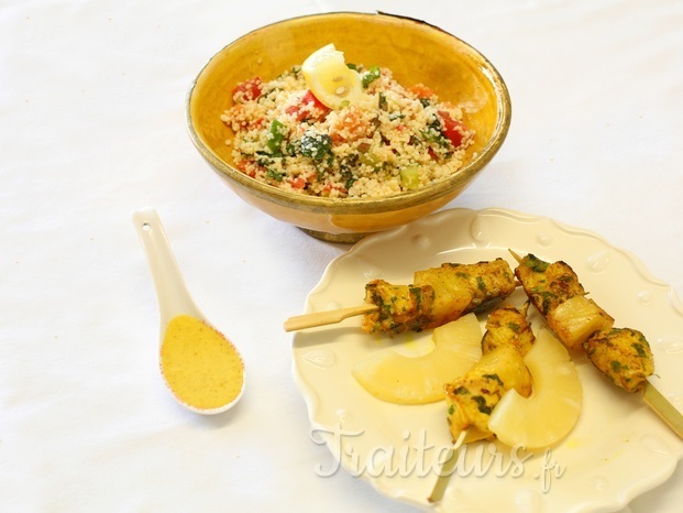 Brochettes aux blancs de poulet et ananas.Sauce aux cacahuètes.Taboulé maison.