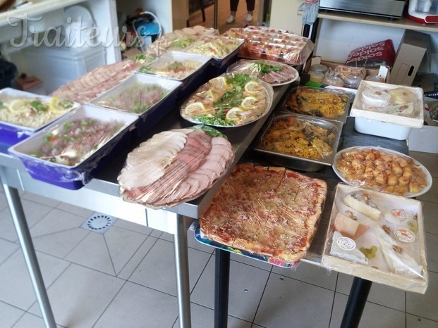 Buffet de salades, viandes froides, fromages, pizza, paëlla, etc.