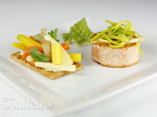 Tournedos de saumon, tarte fine aux légumes oubliés et sauce au basilic