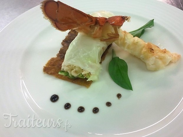 Homard grillé dans sa carapace , tuile de corail , feuilles d’huître & rouleaux à la bretonne