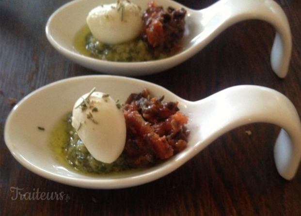 Cuillères au pesto, tomate confite et mozza