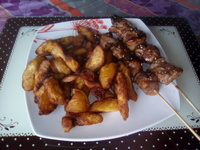 PLANTAINS FRITS AUX BROCHETTES DE POULET