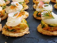 Saint-Jacques en tartare sur julienne de légumes au curry