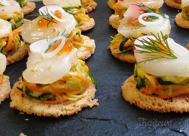 Saint-Jacques en tartare sur julienne de légumes au curry