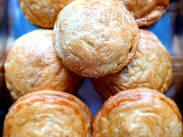 Petit feuilletée à la caillette, au fromage de chèvre et confit d'oignons