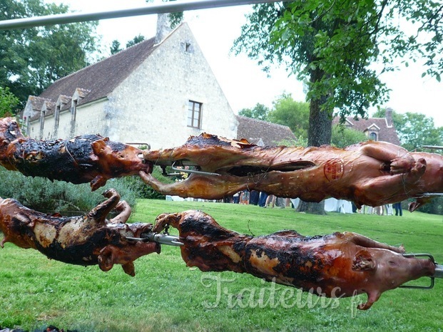 cochons de lait rôti, Broche festive, poulets, agneaux à la broche