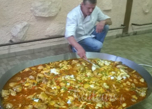 170 personnes, pour une paella Géante à la fête de MONFERRAN-SAVES