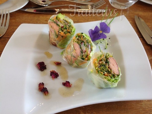 Rouleau de nos campagnes : Foie gras, jeunes pousses de légume et vinaigrette à l'huile de truffe