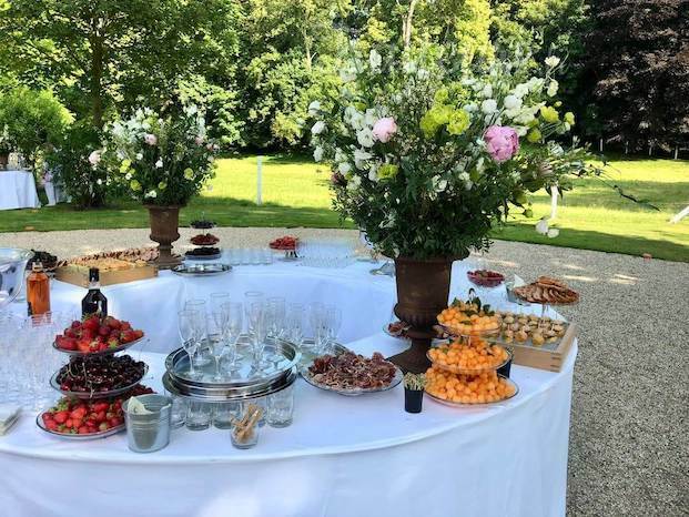 Buffet extérieur pour un mariage luxe à Tours - Cocktail avant diner assis