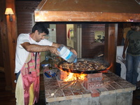 Fuego de leña en pleno salon del restaurante