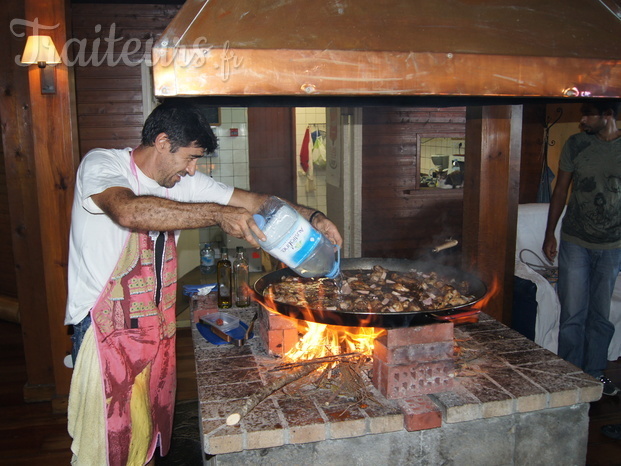 Fuego de leña en pleno salon del restaurante