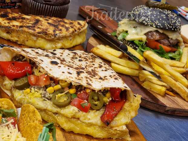 Exemple de plats de WEST FOOD: Quesadillas, Fajitas et Burger Rustique.