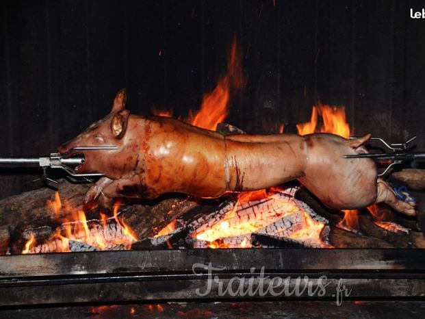 Cochon grillé au feu de bois 