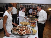 Un buffet ou un repas assis