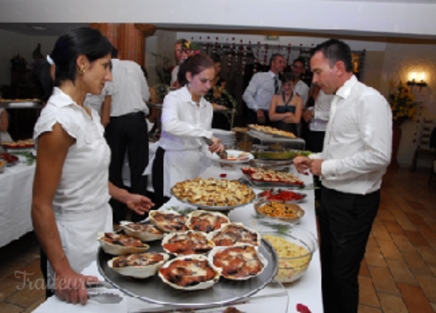 Un buffet ou un repas assis