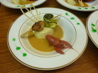 crémeux de foie gras en nage de bisque, brochette de st jacques et rouelle de courgette