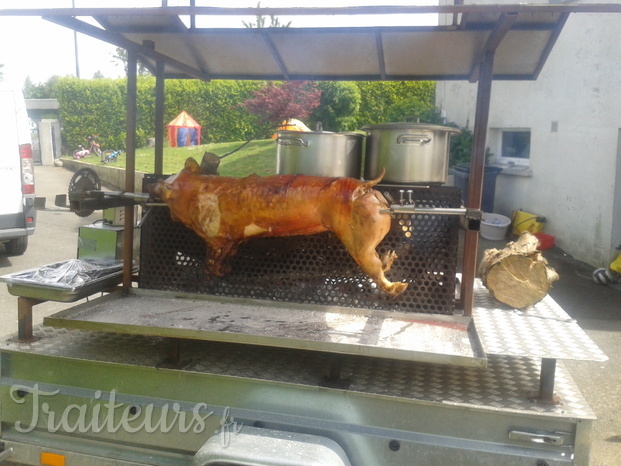 Cochon grillé sur sa remorque