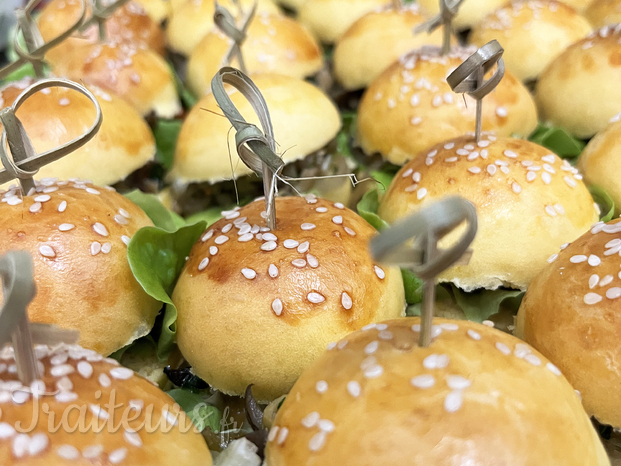 Mini burgers au fromage et crème d’avocat