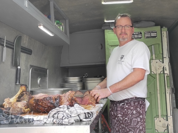 Découpe de viande dans notre fourgon équipé