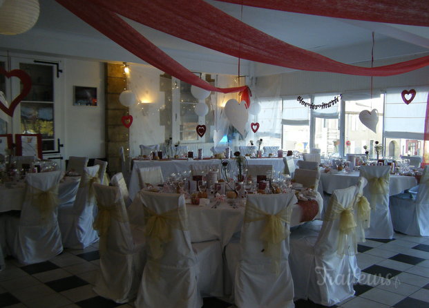 La salle décorée pour un mariage