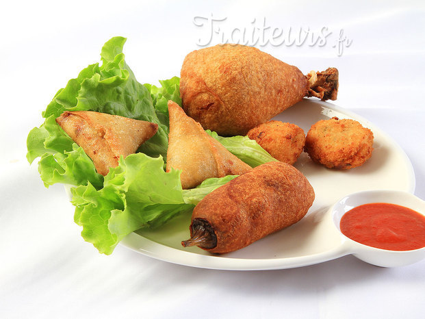 assiette de samoussas, accras de morue, croquette de poulet et piment farcis