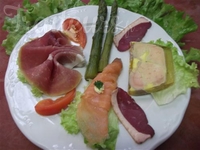 Assiette charcuterie, pâté, saumon et crudités