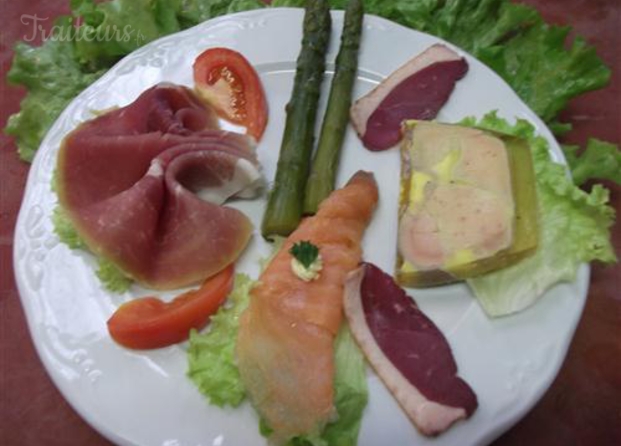 Assiette charcuterie, pâté, saumon et crudités