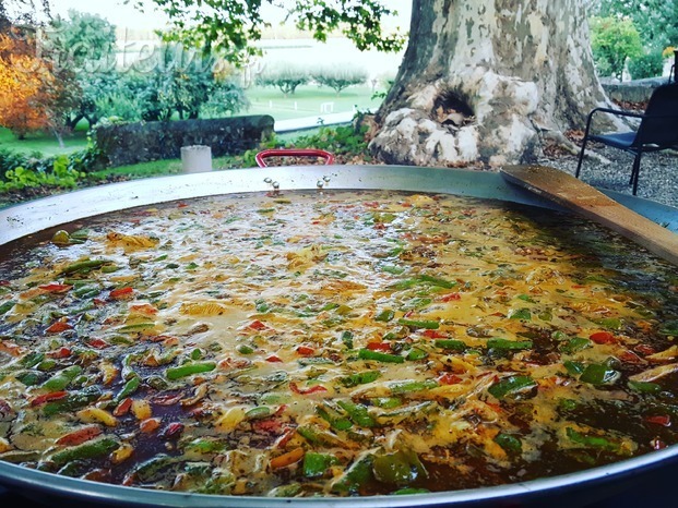 Paëlla en cours de cuisson à Pont-Saint-Esprit