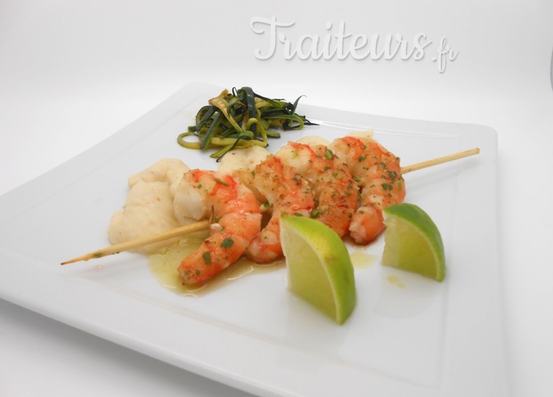 Brochette de gambas marinées, purée de céléry aux noisettes