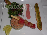 Tartare de Saumon en Duo, Brochette Marinée au Sésame et Betterave Rouge, Pain Grillé aux Herbes