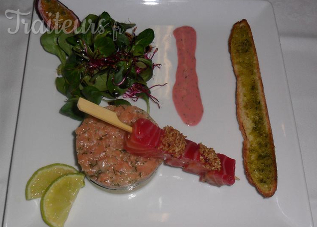 Tartare de Saumon en Duo, Brochette Marinée au Sésame et Betterave Rouge, Pain Grillé aux Herbes