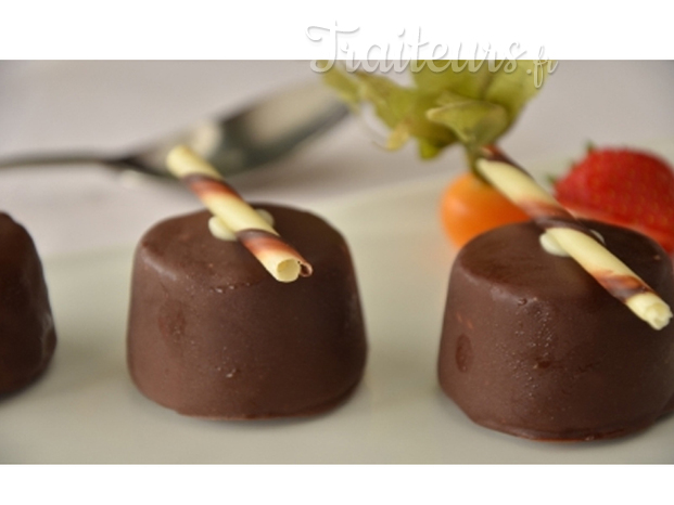 craquants de mousse au chocolat blanc et noix de coco et leur coulis lacté