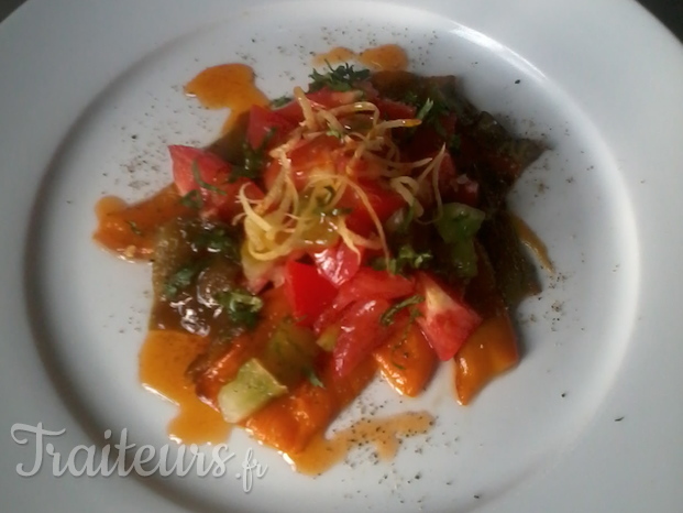 Salade de poivrons rouges et tomates, zeste de citron confit, anchois, basilic