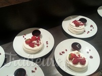 Mini pavlova aux fruits rouges, mousse chocolat blanc