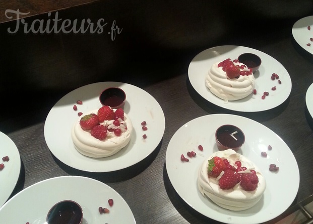 Mini pavlova aux fruits rouges, mousse chocolat blanc