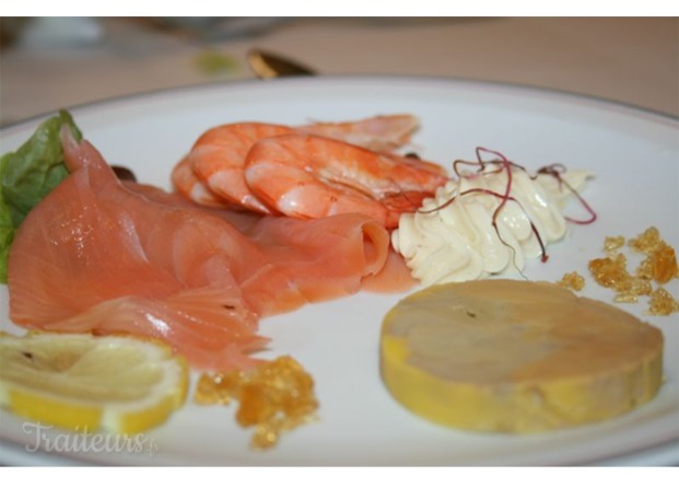 Assiette de saumon fumé, foie gras et crevettes